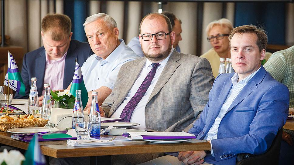 Центральный филиал компании «МегаФон» традиционно выступает партнером крупнейших деловых мероприятий Нижегородской области. В 2016 году оператор стал телекоммуникационным партнером делового завтрака Приволжского представительства ИД «Коммерсантъ». На фото (слева направо): глава ПАО ПКО «Теплообменник» Виктор Тятинькин, директор Центрального филиала компании «МегаФон» Михаил Молотков, министр информационных технологий, связи и СМИ Нижегородской области Сергей Кучин 