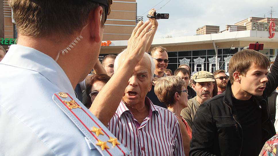 Митингующие высказывали свое недовольство действиями власти нижегородским полицейским 