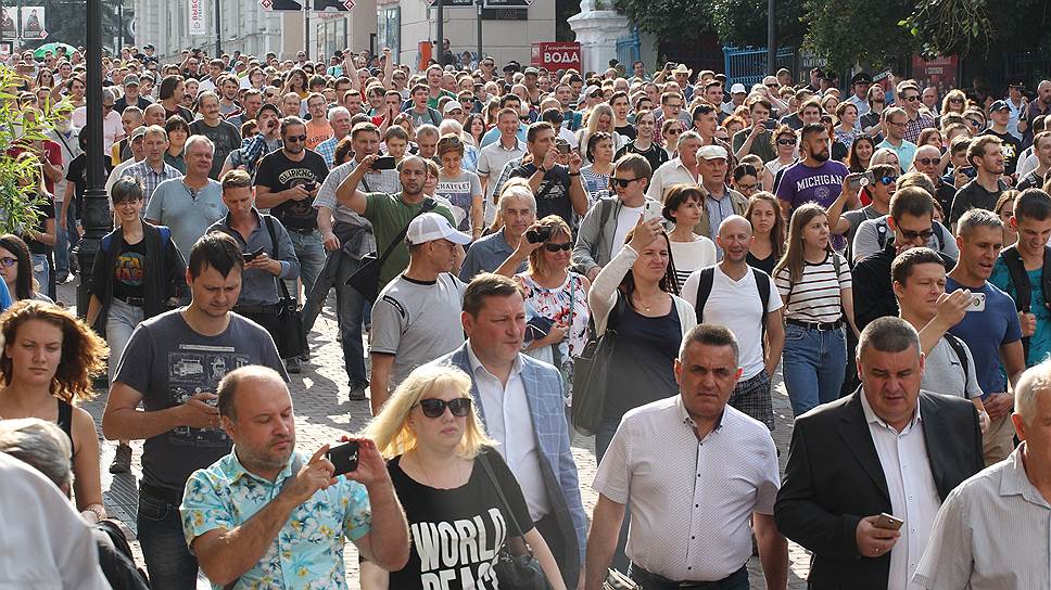 По подсчетам "Ъ-Приволжье" по Большой Покровской прошли маршем около 500 человек 
