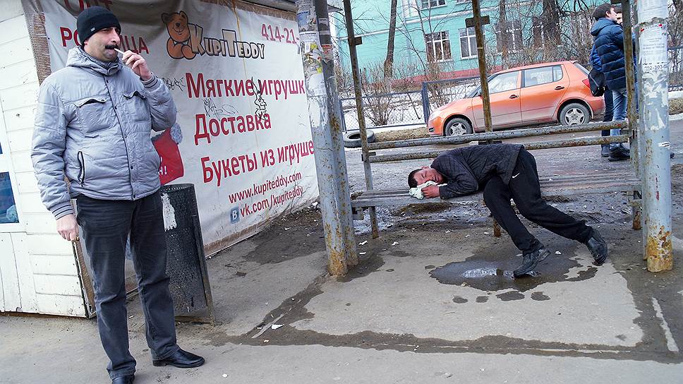 Несмотря на некомфортные условия на нижегородских остановках местные жители, бывает, проводят здесь ночь 