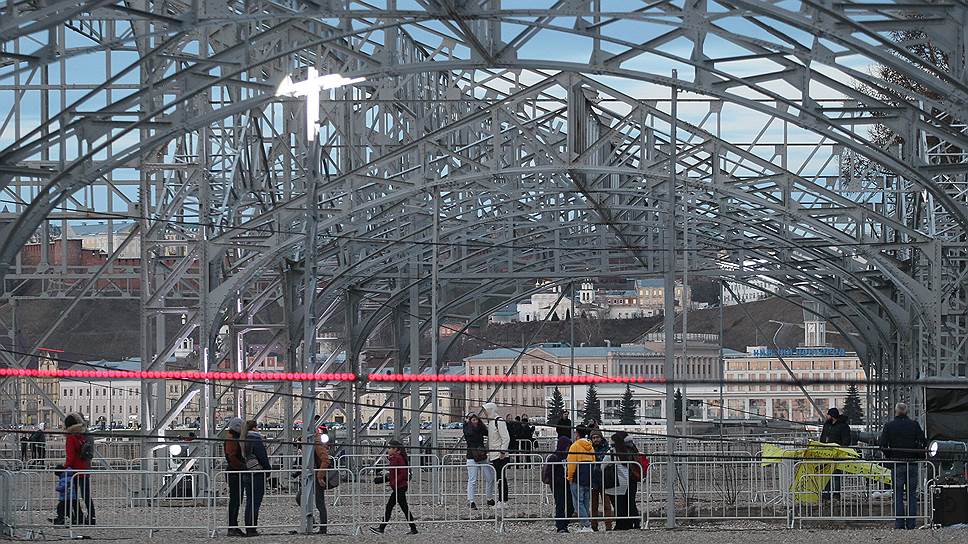 В сумерках старинные металлические "заросли" становятся еще загадочнее