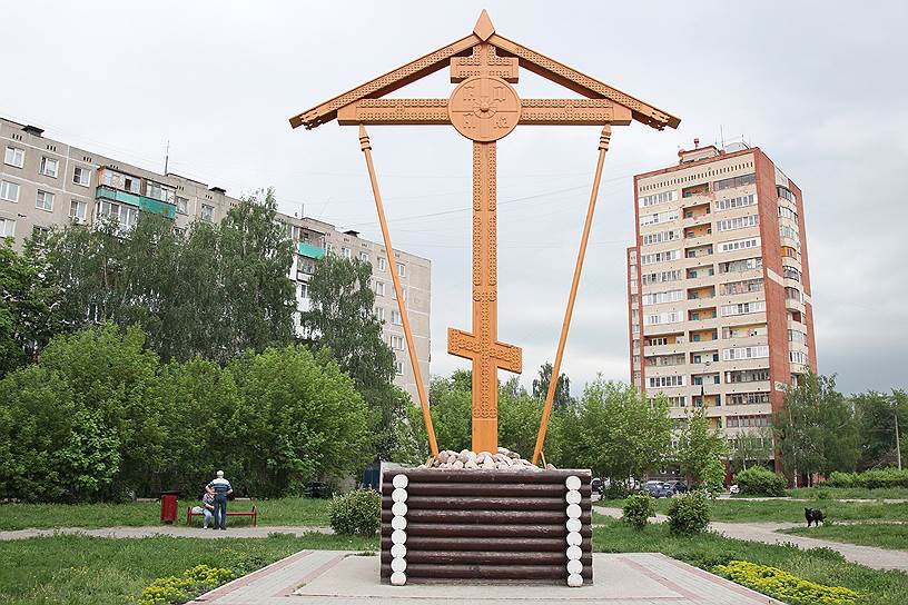 Сейчас в сквере памяти погибших милиционеров на улице Прыгунова в Автозаводском районе стоит крест, однако нижегородская митрополия планирует построить здесь храм. На публичных слушаниях в мае разгорелся конфликт, сторонники строительства храма пели пасхальные песнопения, противники – «Интернационал»