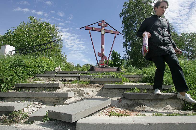 В 2015 году представители Оранского мужского монастыря просили думу выдать разрешение на строительство храма-часовни во имя царственных страстотерпцев Романовых в сквере Интернационалистов (район улиц Малая Покровская и Похвалинского съезда). По их словам, на месте сквера большевики расстреливали дворян и духовенство. Тогда рассмотрение вопроса отклонили