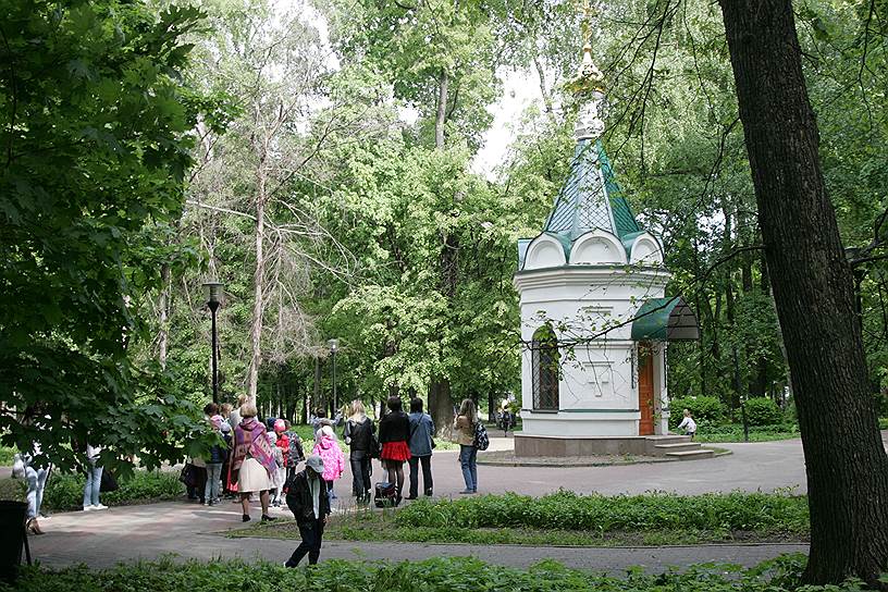 Сейчас в парке Кулибина располагается часовня Всех Святых, установленная в память о погибших в Первой мировой войне. На месте парка ранее находилось Петропавловское кладбище при храме в честь святых апостолов Петра и Павла