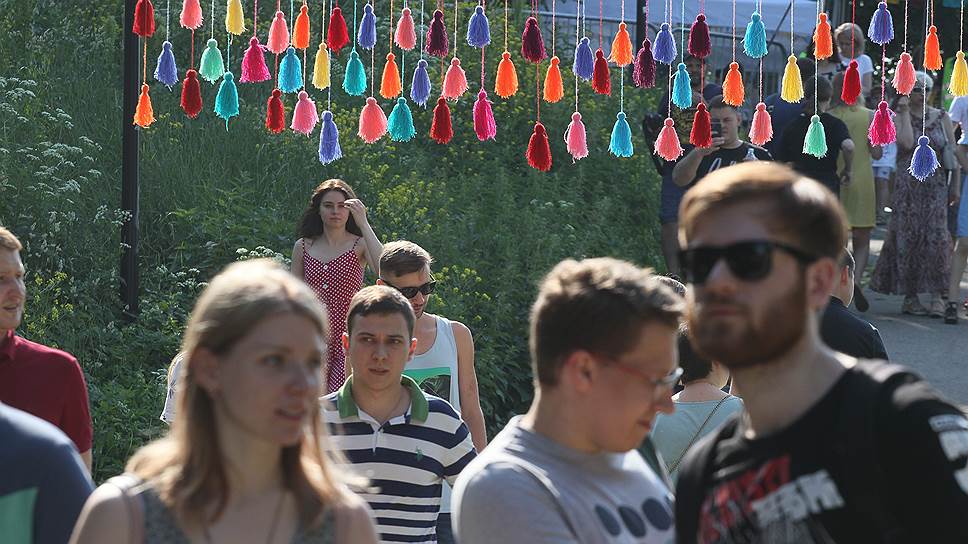 Буквально каждое дерево и куст были украшены на свой лад участниками фестиваля. В этом окружении даже посетители казались арт-объектами