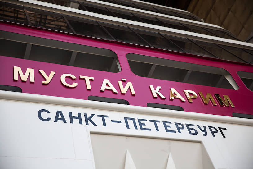 В Санкт-Петербурге теплоход сможет проходить под разведенными мостами по Неве и останавливаться на набережной в центре города