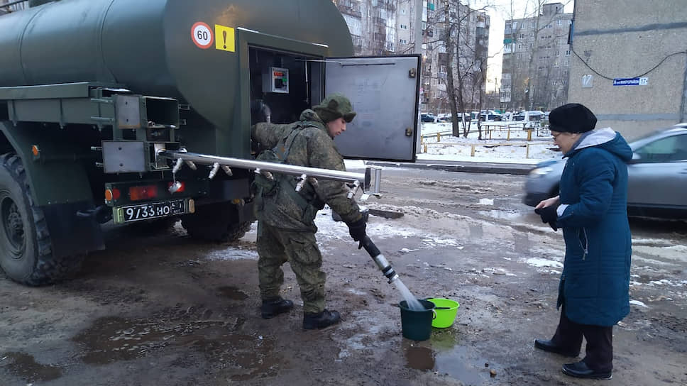 Снабжение автозаводцев питьевой водой поддерживали и военнослужащие Западного военного округа