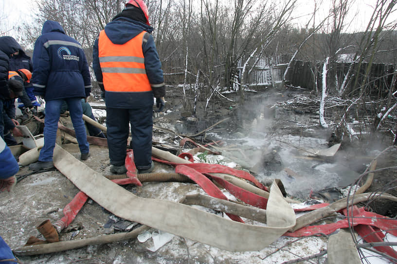 Пожарные рукава извивались вокруг коллектора во всех направлениях