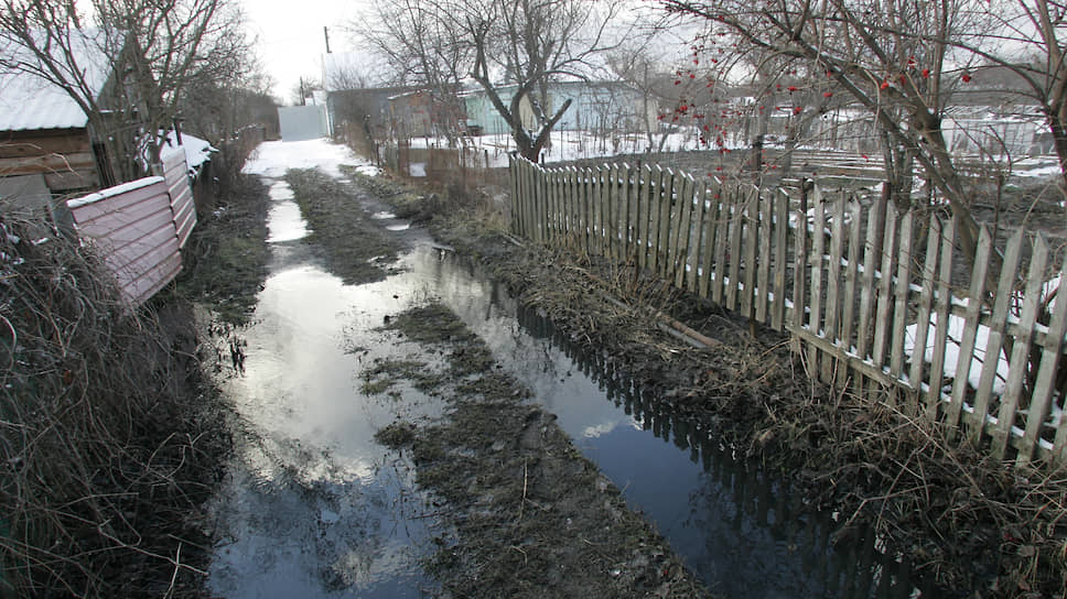 Вода продолжала заливать садоводческие участки и после полудня четверга
