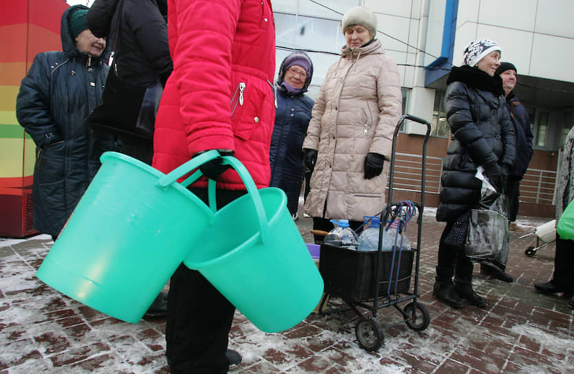 Купленные на всякий случай ведра отлично пригодились, чтобы набрать воды из автоцистерны