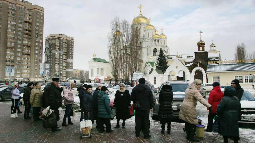 К сожалению, подвоз воды в автоцистернах не везде оказался регулярным. На улице Дьяконова люди ждали возвращения заветной машины почти час