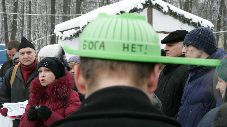 Один из главных организаторов схода председатель попечительского совета городских парков Мария Попова (на снимке слева) не могла не сказать свое слово