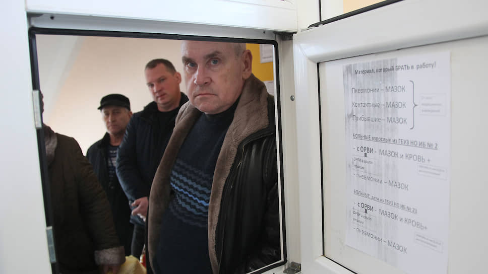 Очередь приехавших со всей области курьеров с пробами на коронавирус не иссякает ни на час