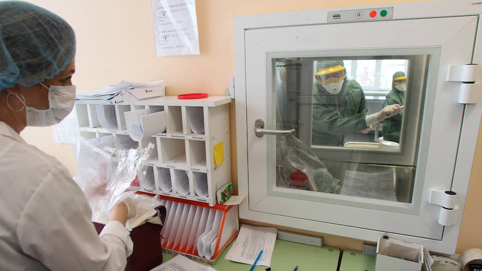 В боксе приема образцов собралась уже целая картотека потенциальных вирусоносителей