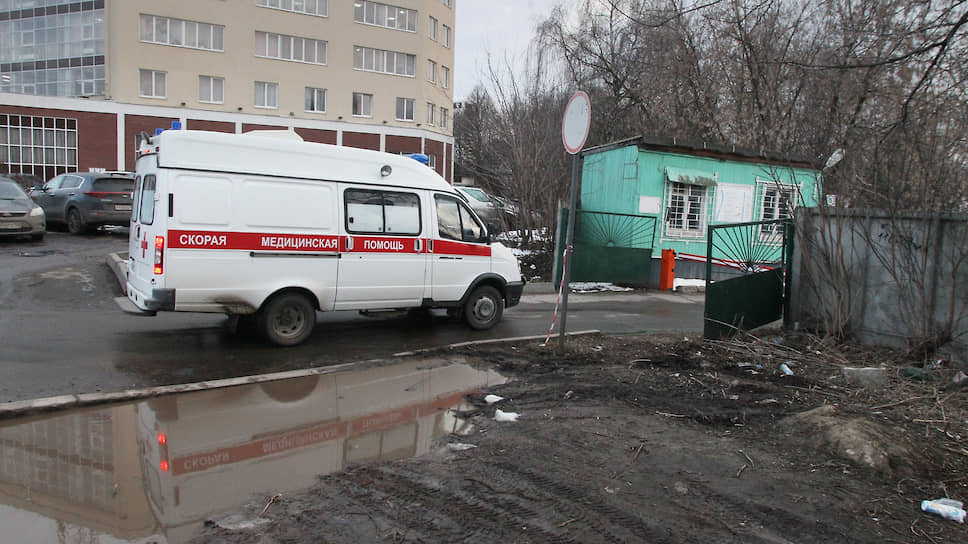 На въезде в инфекционную больницу №2 даже Скорую помощь встречает круглосуточный пост полиции