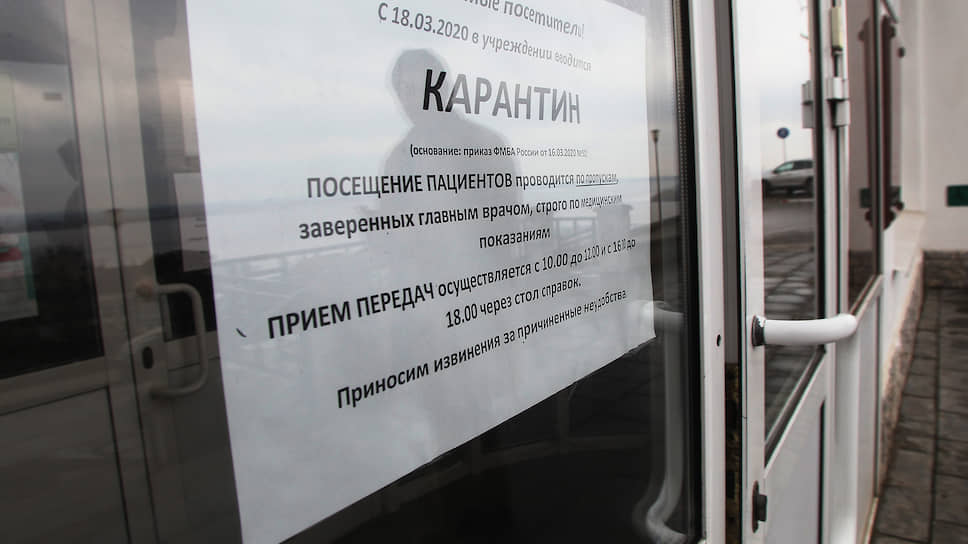 Такие объявления сегодня красуются на входе почти всех нижегородских больниц