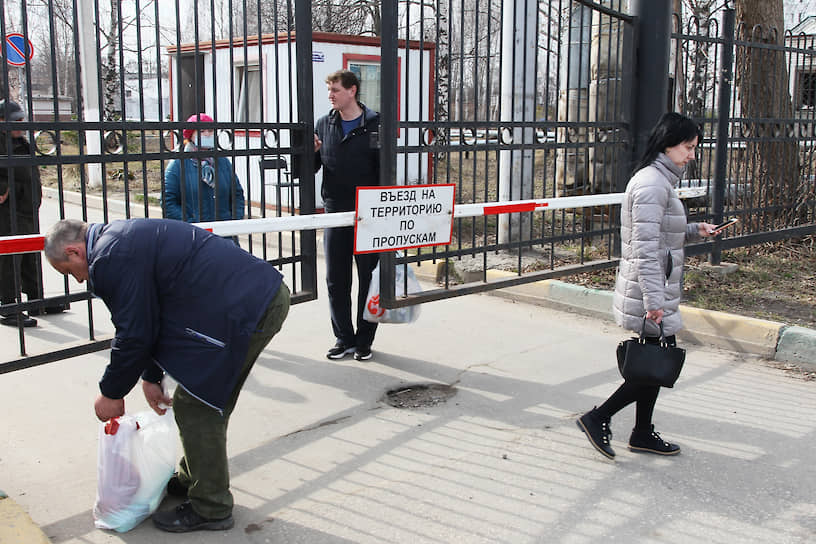 В больнице №40 введен, видимо, самый строгий карантин. Закрыты все ворота и калитки, и передачу можно отдать больным только через охранников
