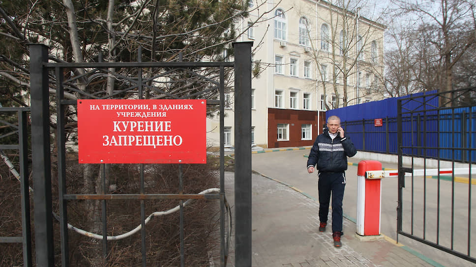 Запрет о курении на заборе больницы №38 сегодня выглядит как привет из лучших времен