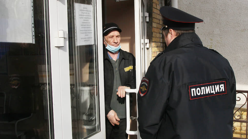 Больницу №38 решено перепрофилировать в инфекционную, и войти туда можно теперь только в полицейской форме