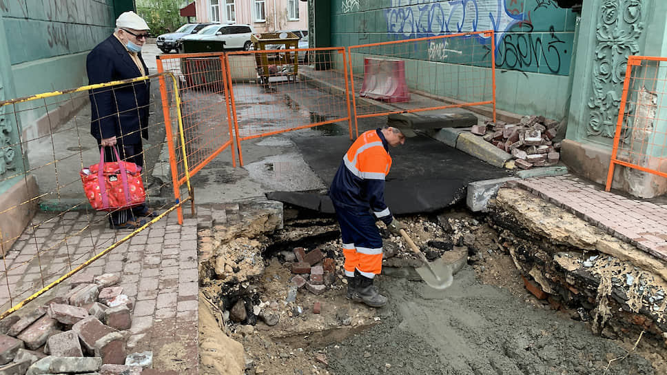 На Покровке ливень смыл целый кусок улицы