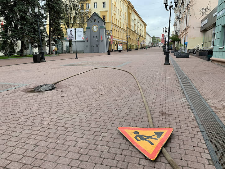 Сегодня мало кто может споткнуться о пожарный рукав, откачивающий воду. Улица пустынна