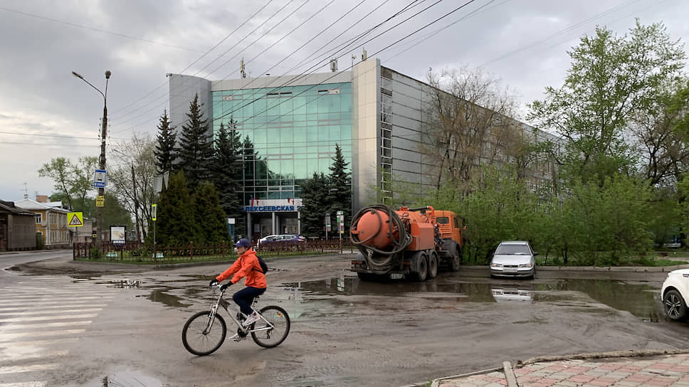 Сегодня машины-ассенизаторы тут и там стоят по городу, откачивая воду
