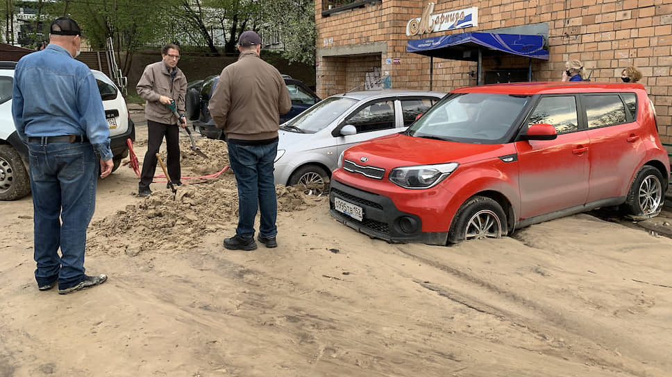 Теперь этот песок смыло ливнем во двор и засыпало припаркованные автомобили по ступицы