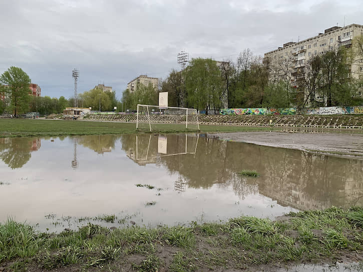 Заброшенный стадион "Водник" в центре Нижнего Новгорода оправдывает свое название