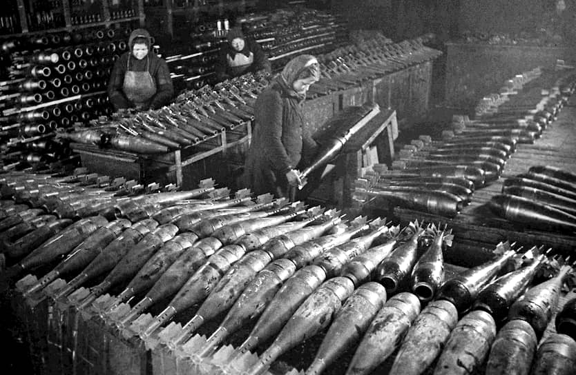 Завод «Двигатель революции» (РУМО) был эвакуирован в Нижний Новгород в 1915 году. Предприятие выпускало двигатели, но в годы Великой Отечественной войны производил оборонную продукцию. На фото - женщины на производстве 120-мм минометных мин.