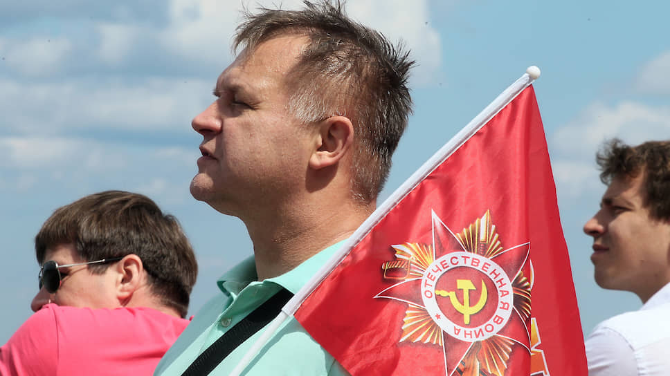 Несмотря на то, что марш проходит 24 июня из-за пандемии коронавируса, атрибутика праздника остается неизменной — флаги с 9 мая