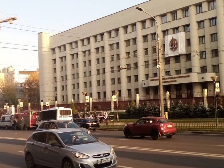 Первые сообщения о самоубийстве нижегородки около здания ГУ МВД стали поступать после 16:00 