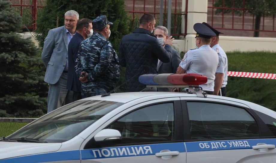 Сотрудники полиции оцепили место происшествия и сперва объясняли это учениями 