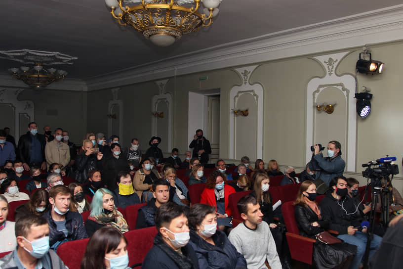 Некоторые жители города оставались в зале, чтобы попрощаться с Ириной Славиной и послушать, что о ней говорят друзья, коллеги и читатели 