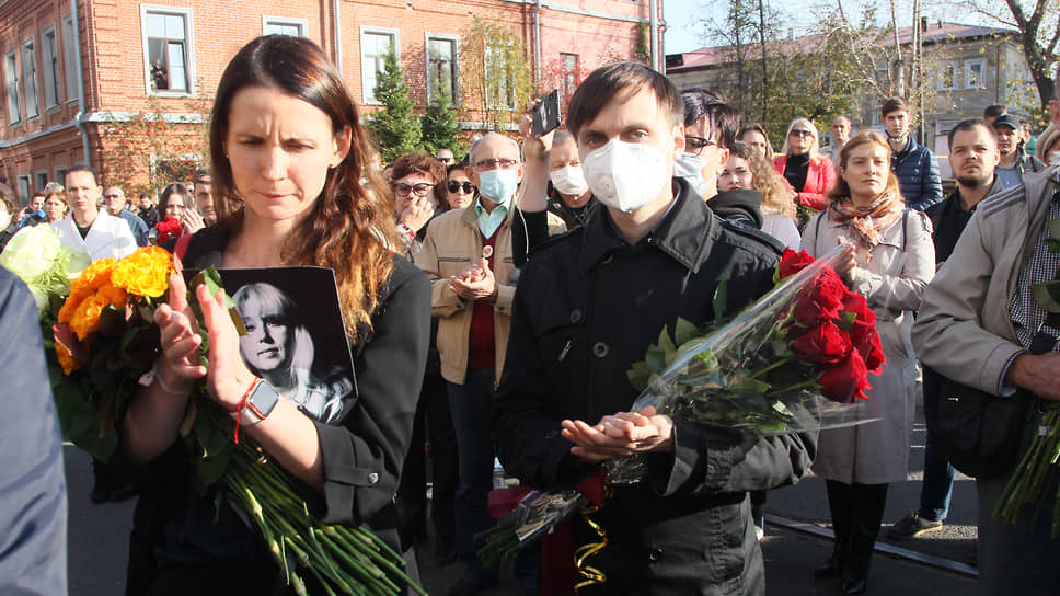 Нижегородцы прощались с Ириной Славиной аплодисментами 