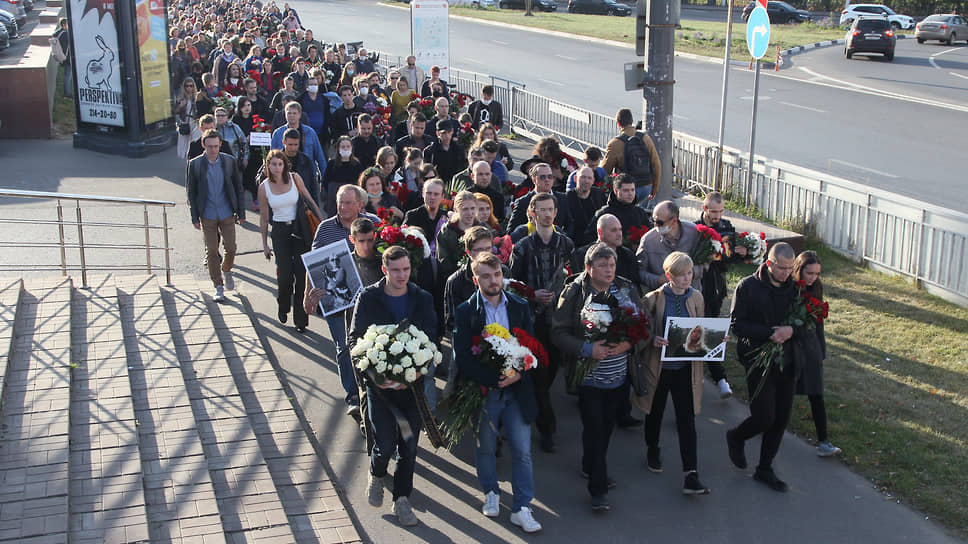 Нижегородские полицейские, подготовились к тому, что состоится траурная процессия, и временно приостановили движение автомобилей на площади Горького 