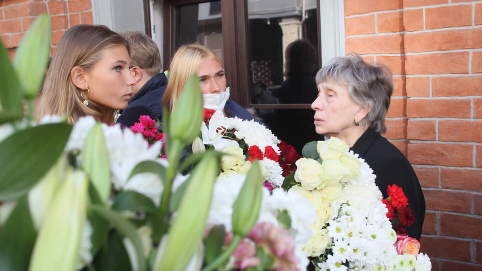 Из сотен букетов, принесенных на панихиду, несколько принесла семья изобретателя судов на подводных крыльях Ростислава Алексеева. На снимке дочь Татьяна (справа) и правнучки Мария (слева) и Анна Сулоевы 