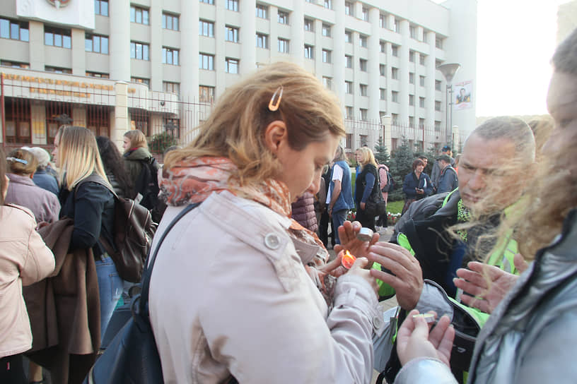 В минуту, когда погибла Ирина Славина, участники процессии зажгли свечи и поставили их у мемориала 