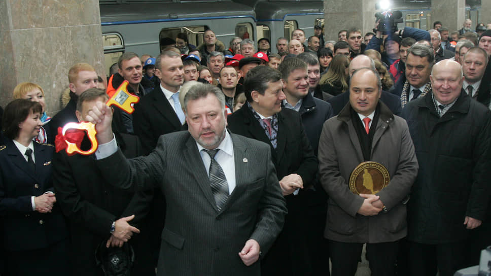 4 ноября 2012 года первая нагорная станция метро "Горьковская" была торжественно открыта. Символический ключ получил директор МП "Нижегородский метрополитен" Олег Яушев (слева). Мэр Олег Сорокин (справа от Яушева) сегодня отбывает срок, а сити-менеджер Олег Кондрашов (справа от Сорокина) скрывается от розыска в США. Губернатор Валерий Шанцев (справа от Кондрашова) уступил пост Глебу Никитину