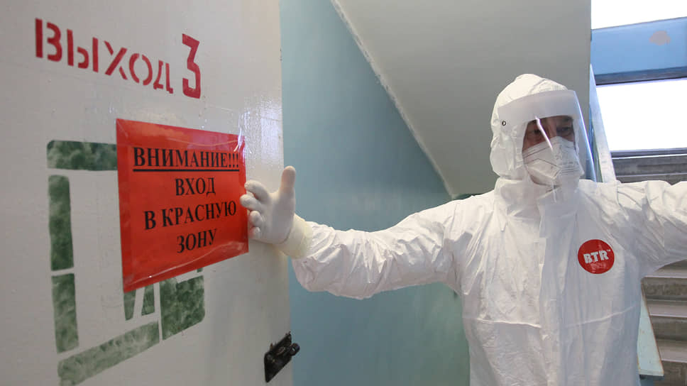 Таких дверей с красной предупреждающей табличкой в больнице № 13 много: под COVID-19 отведено несколько этажей одного из корпусов
