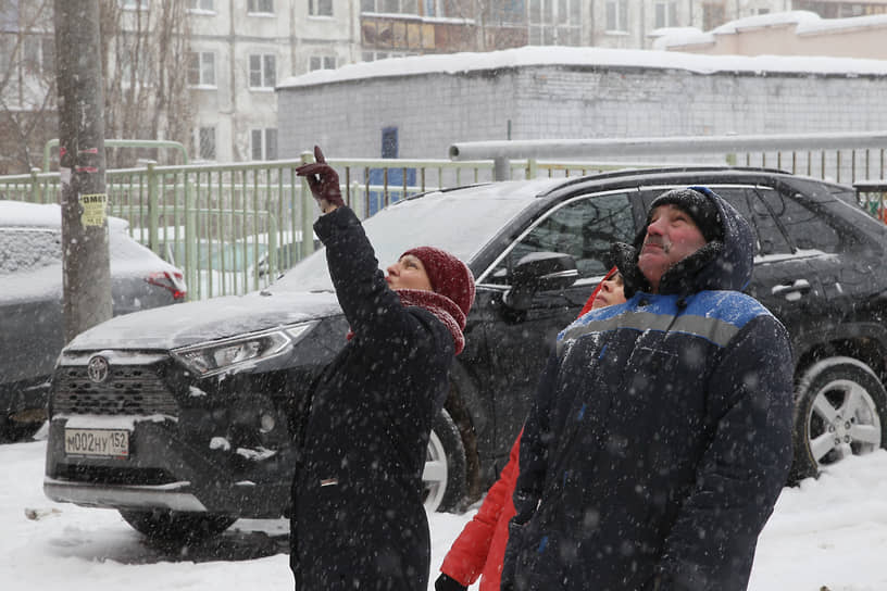 Жители соседних домов говорят, что взрыв было слышно и у них, стены и окна дрожали