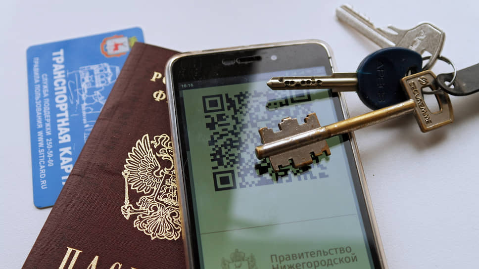 Самой экстраординарной мерой стало введение QR-кодов, разрешающих выход на улицу только в случае крайней необходимости. Транспортные карты пенсионеров заблокировали