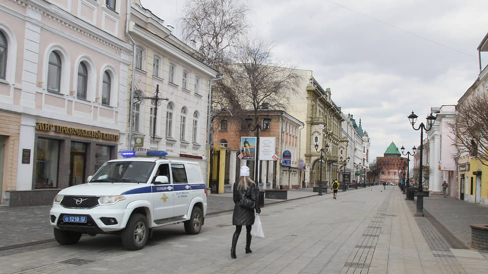 Еще недавно многолюдная Покровка опустела, и тишину нарушали лишь проезжающие полицейские патрули