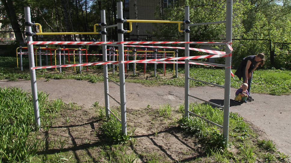 Прогулки на детских площадках были запрещены, а инвентарь огражден лентами