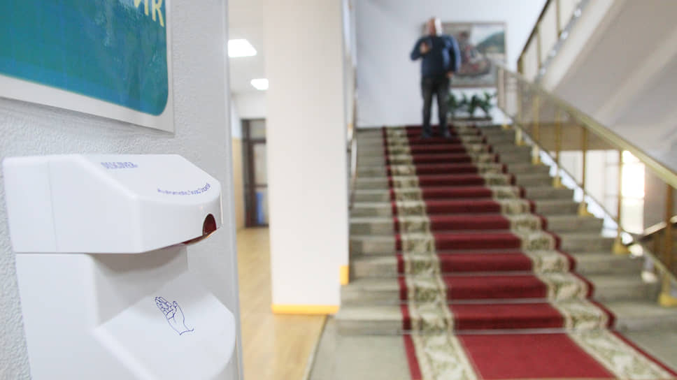 Те, кому пришлось работать в цехах и офисах, начали соблюдать строгие санитарные процедуры