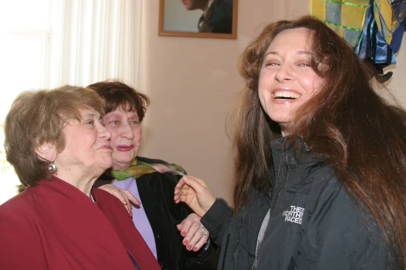 Актриса Наталья Суркова (справа) служит в Санкт-Петербургском молодежном театре на Фонтанке. Она окончила училище в 1986 году, а в 2005-м приезжала повидать преподавателей — Татьяну Цыганкову и Риву Левите. 