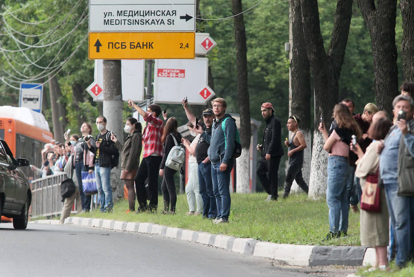 В крупнейший городской парк "Швейцария" тоже не попасть – его реконструируют с прошлого года, а нижегородцы каждый вторник стоят вдоль проспекта Гагарина и зажигают фонарики в знак протеста против "варварского благоустройства"