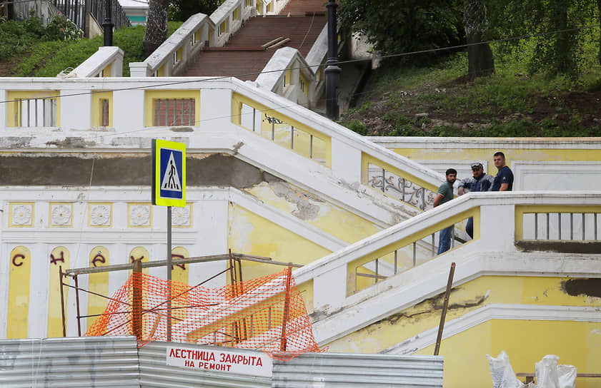 Спуститься с Покровки вниз по театральной лестнице не удастся - ее закрыли на ремонт