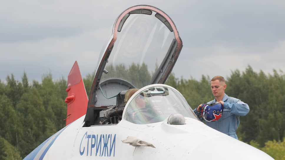 Пока над Волгой крутили мертвые петли спортивные самолеты, в аэропорту Стригино занимала предварительный старт пилотажная группа "Стрижи"