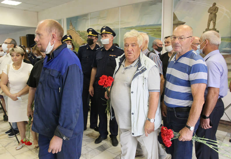 Бывший директор завода Петровского Иван Буслаев (в центре) долгие годы был соратником Лузянина