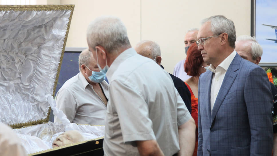 Горьковский Автозавод всегда сотрудничал с "Гидромашем" и появление президента Группы ГАЗ Вадима Сорокина (справа) на церемонии прощания не стало сюрпризом